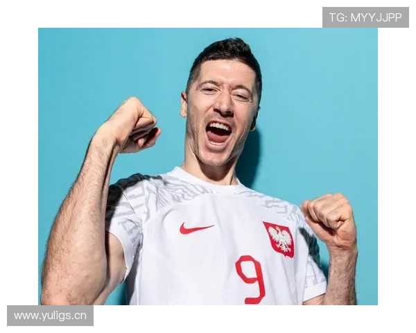 莱万每天五点起床练射门，老婆还在睡梦中刷他工资单